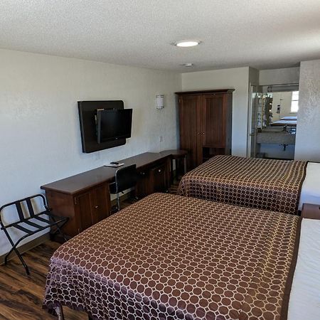 Hillcrest Inn & Suites אוזונה מראה חיצוני תמונה