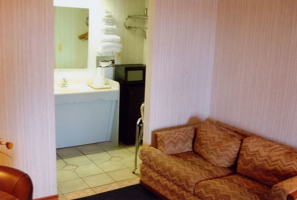Hillcrest Inn & Suites אוזונה חדר תמונה