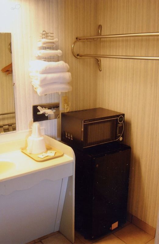 Hillcrest Inn & Suites אוזונה חדר תמונה