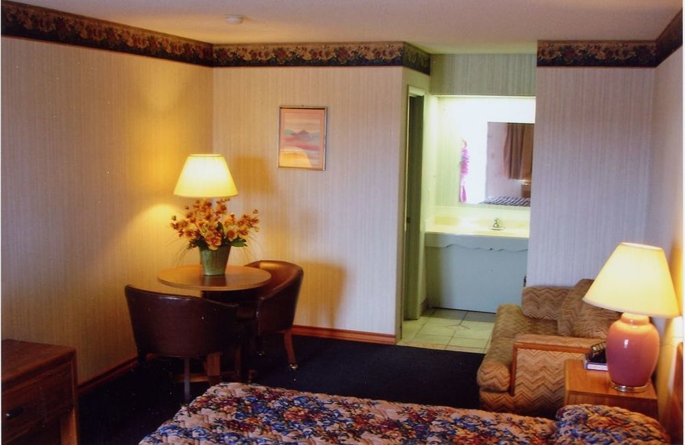 Hillcrest Inn & Suites אוזונה חדר תמונה