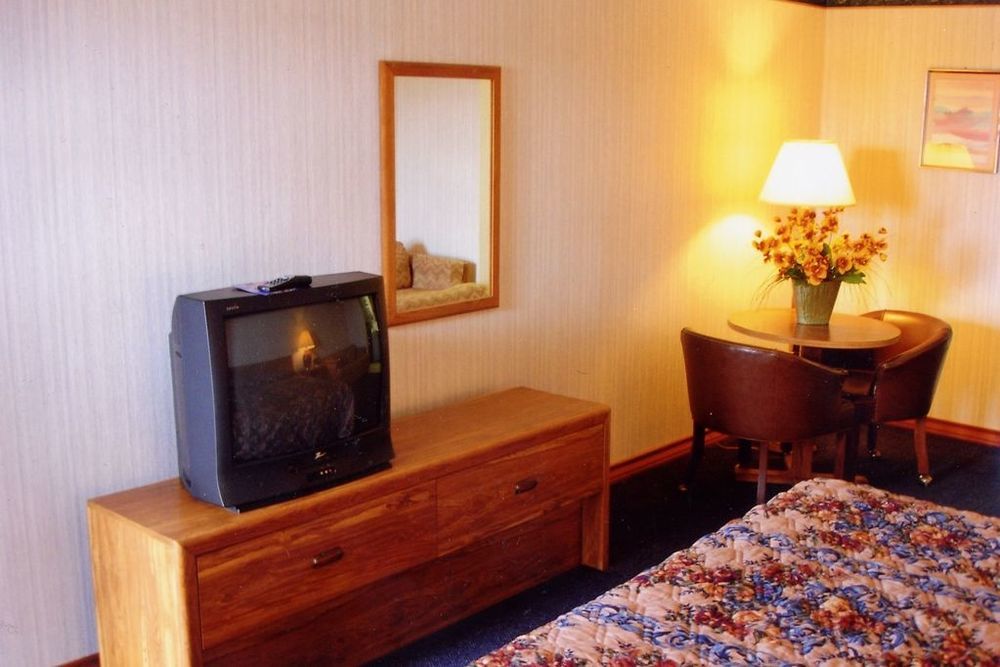 Hillcrest Inn & Suites אוזונה חדר תמונה