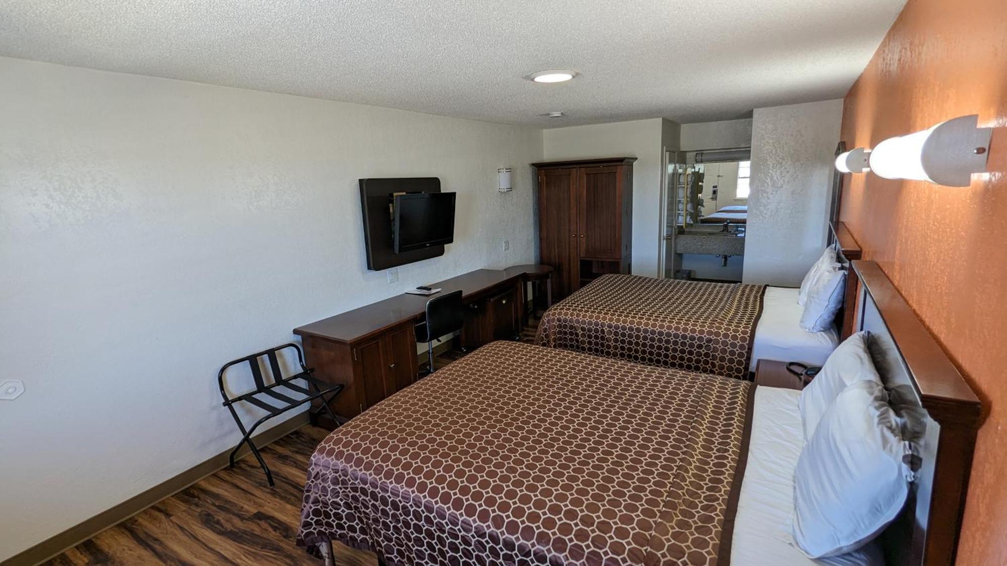 Hillcrest Inn & Suites אוזונה מראה חיצוני תמונה