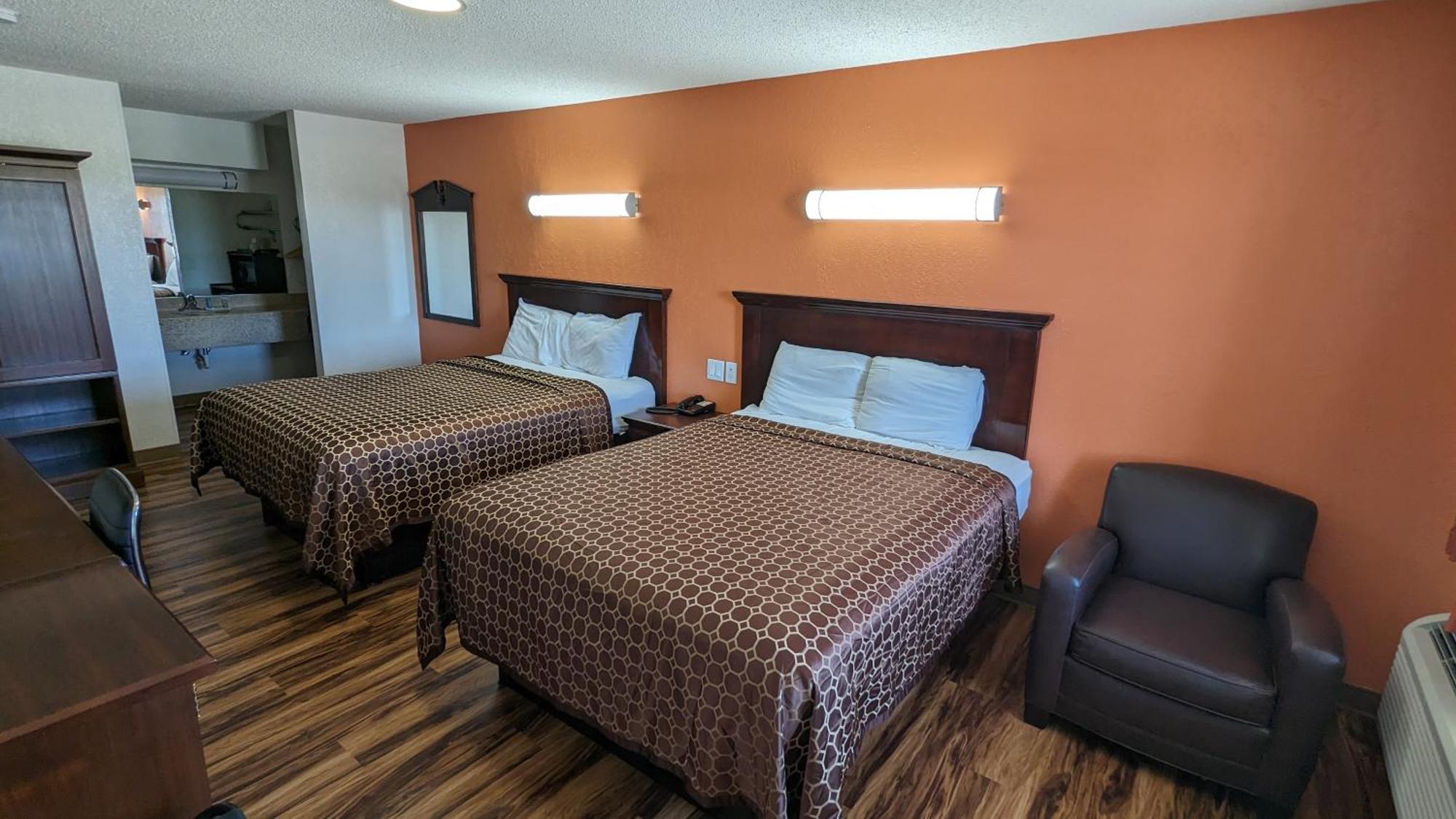 Hillcrest Inn & Suites אוזונה מראה חיצוני תמונה