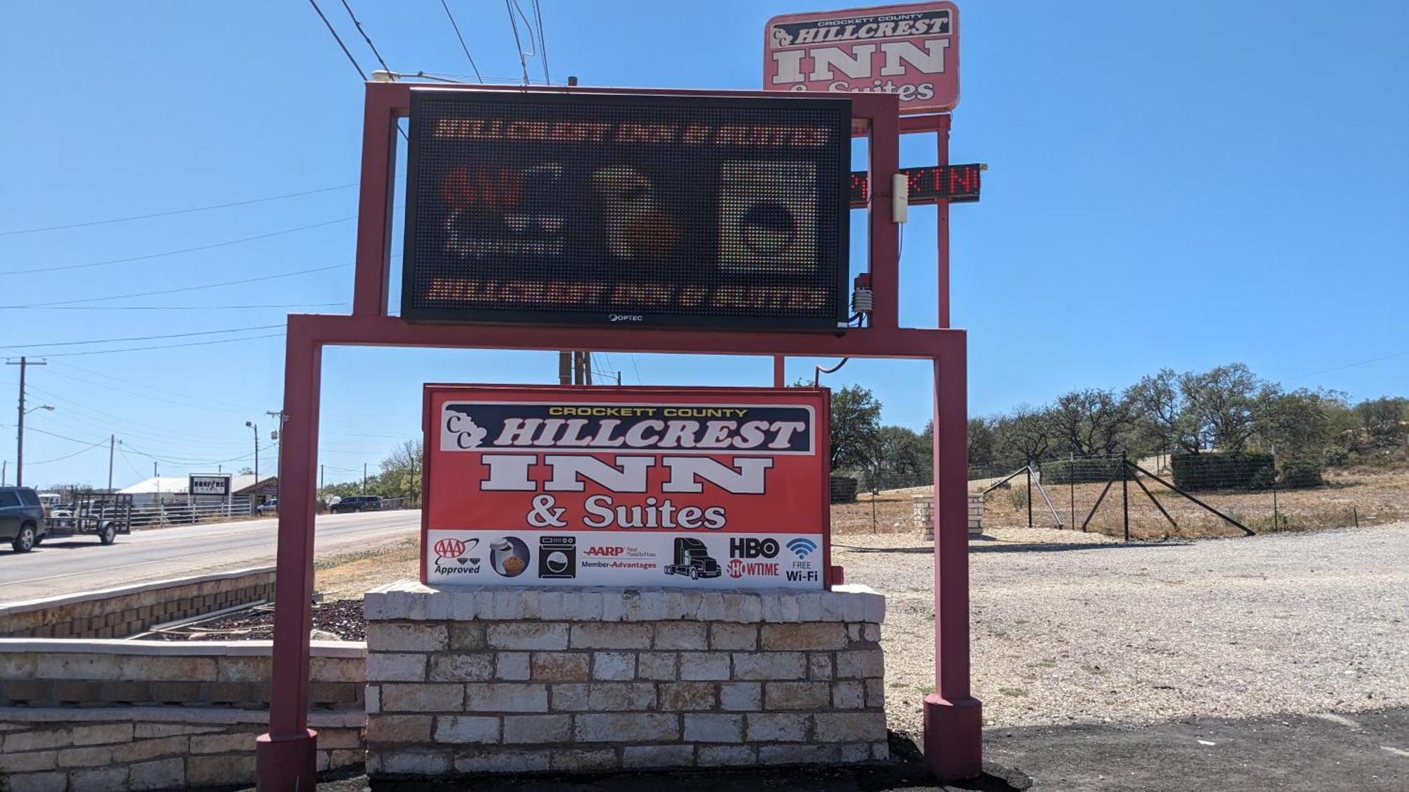 Hillcrest Inn & Suites אוזונה מראה חיצוני תמונה