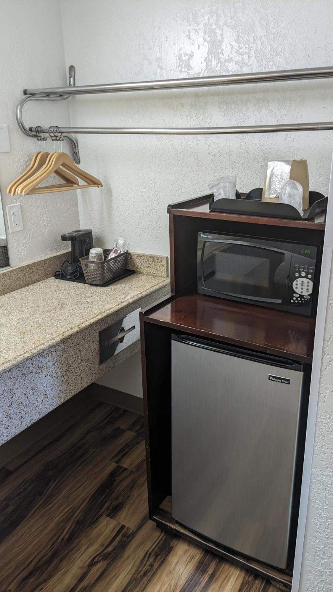 Hillcrest Inn & Suites אוזונה מראה חיצוני תמונה