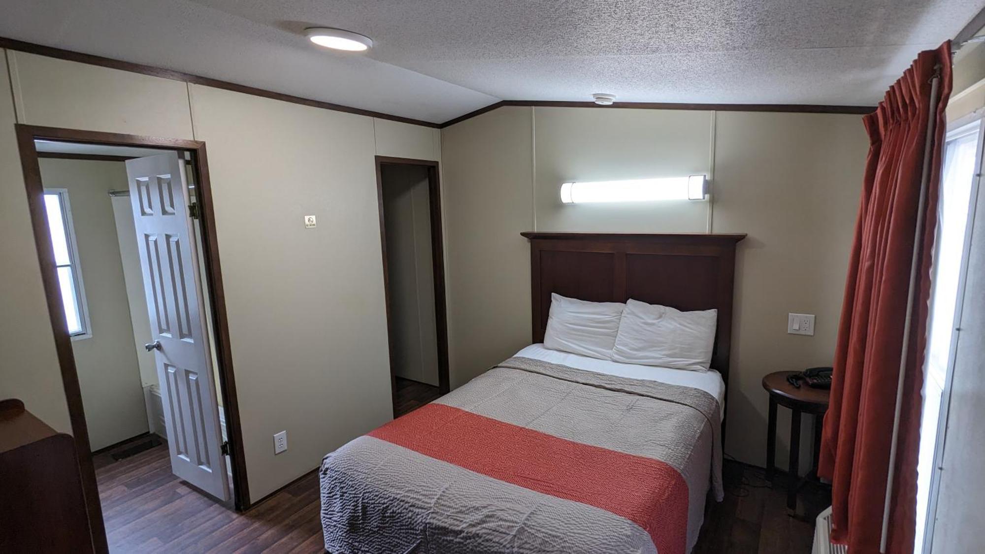 Hillcrest Inn & Suites אוזונה מראה חיצוני תמונה