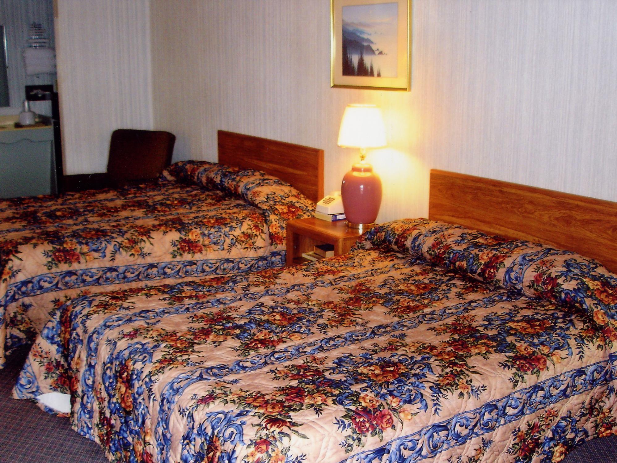 Hillcrest Inn & Suites אוזונה מראה חיצוני תמונה