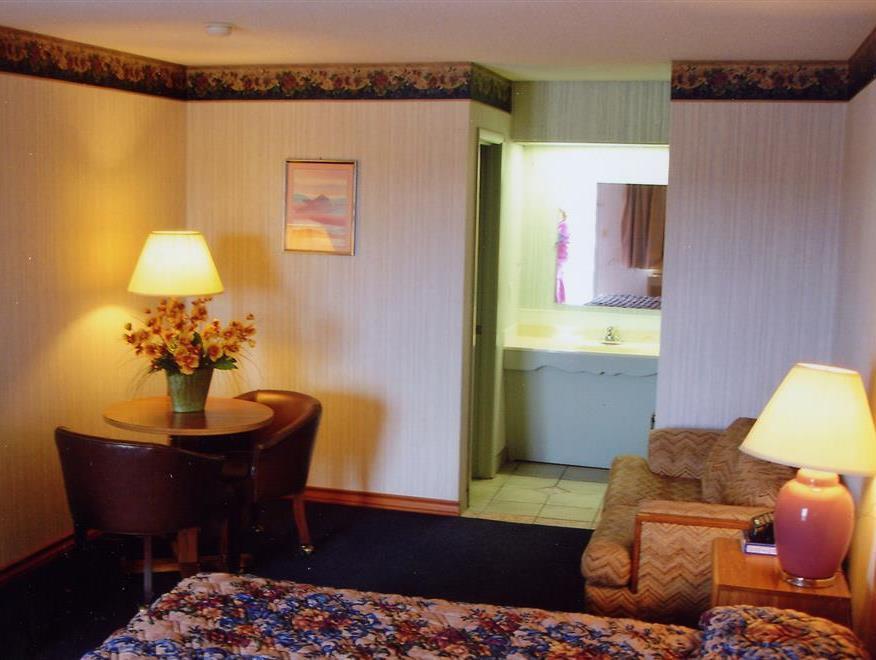 Hillcrest Inn & Suites אוזונה מראה חיצוני תמונה