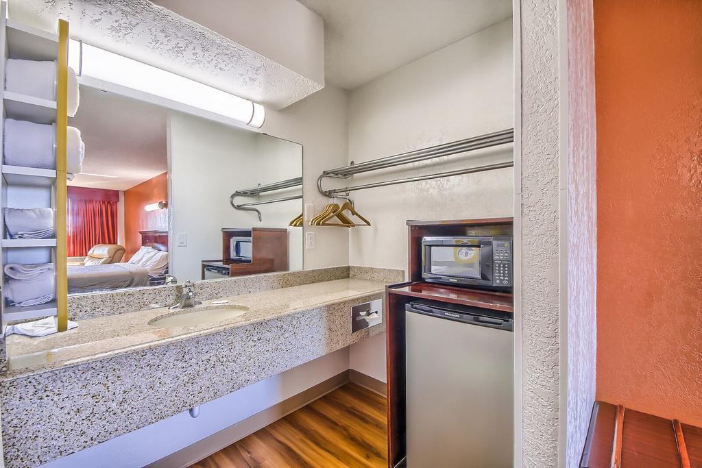 Hillcrest Inn & Suites אוזונה מראה חיצוני תמונה