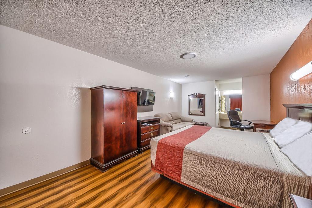Hillcrest Inn & Suites אוזונה מראה חיצוני תמונה