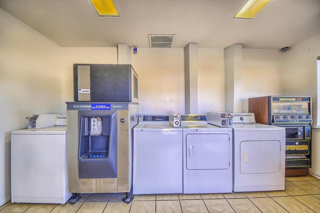 Hillcrest Inn & Suites אוזונה מראה חיצוני תמונה