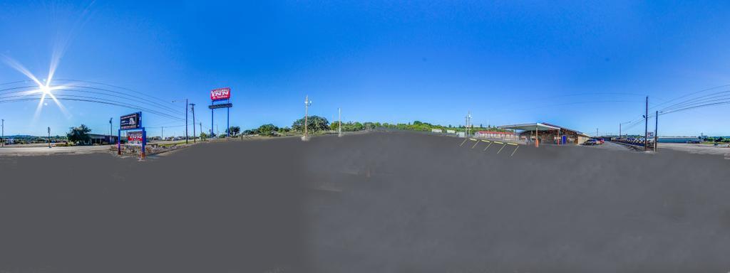 Hillcrest Inn & Suites אוזונה מראה חיצוני תמונה