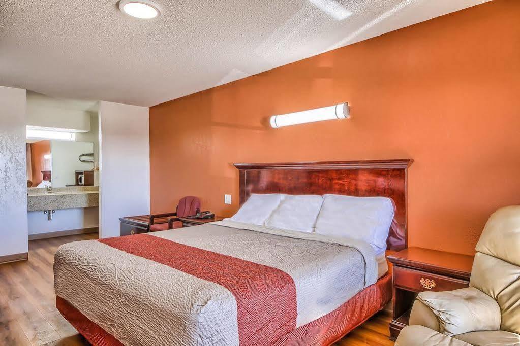 Hillcrest Inn & Suites אוזונה מראה חיצוני תמונה